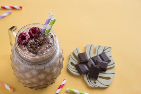 Čokoládový smoothie na fluor barevném pozadí — Stock fotografie