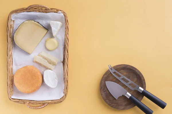 Surtido de queso de calidad en el fondo — Foto de Stock