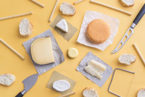 Assortment of quality cheese in background — Stock Photo, Image