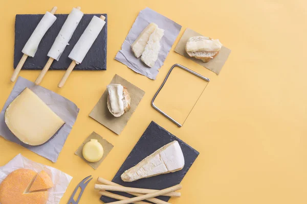 Kaas en brood voor een snack — Stockfoto