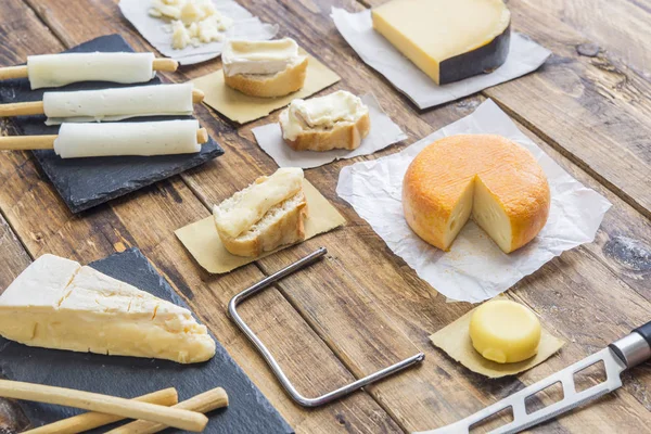 Svačinka z různých jakostních sýrů — Stock fotografie