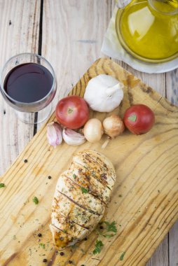 Marine edilmiş ızgara sağlıklı tavuk göğsü bir yaz barbekü pişmiş