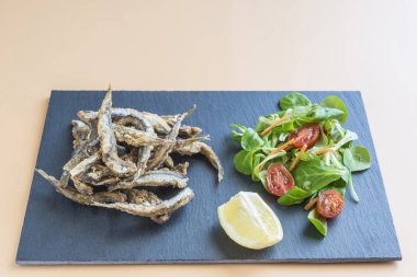 Tipik İspanyol Balık Tapası (pescaito frito))