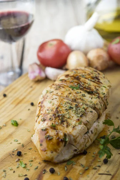 Pechugas de pollo sanas a la parrilla marinadas cocinadas en una barbacoa de verano — Foto de Stock