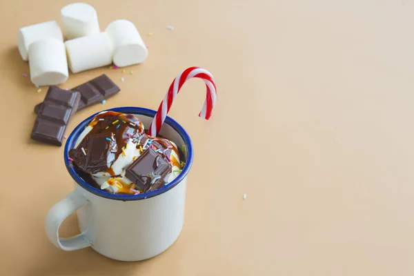 Heiße Schokolade mit Marshmallows — Stockfoto