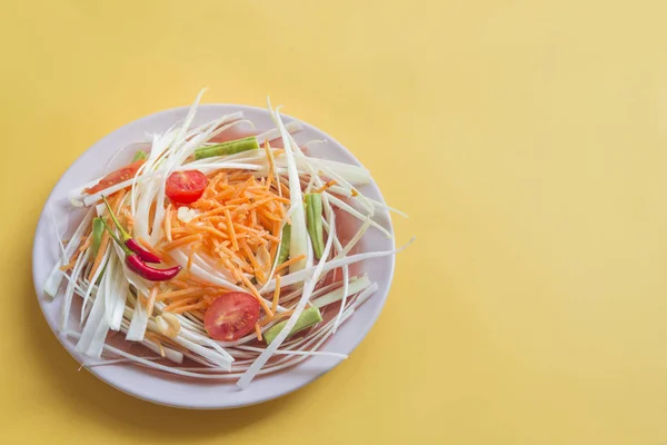 Som tam typischer Salat in Thailand (vegetarisches Essen)) — Stockfoto