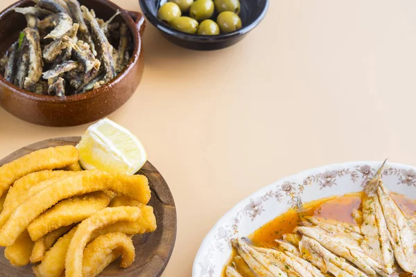 Змішані з риби (каштани, сардини, смажені, салат з лососем ) — стокове фото
