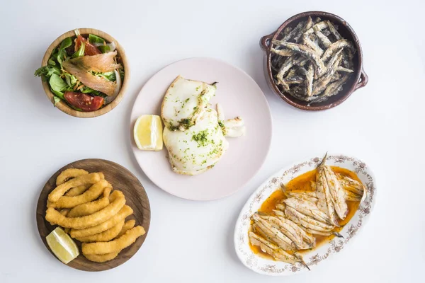 Mezcla de pescado (sepia, sardinas, frito, ensalada con salmón ) — Foto de Stock