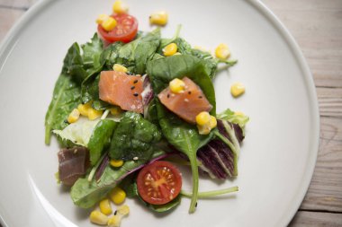 Akdeniz tarzı makarna salatası somon ile