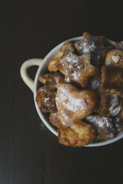 Kadın mutfakta zencefilli kurabiye yapıyor.