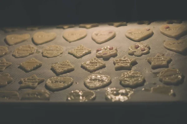 Mujer haciendo galletas de pan de jengibre en la cocina —  Fotos de Stock