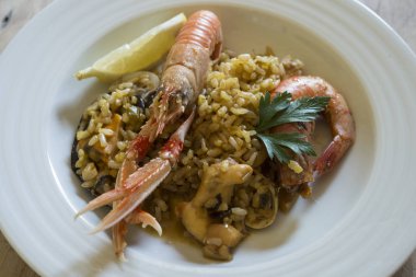 Geleneksel İspanyol yemeği, paella.