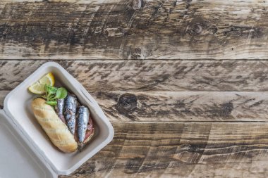 Sardalya ve topaklı sandviç sağlıklı.