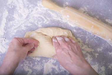 genç kadın aşçı yemek mutfakta kek