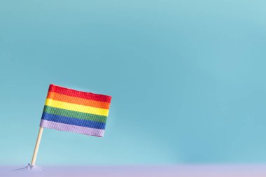 Dağdan çıkan Lgbt bayrağı (konsept)