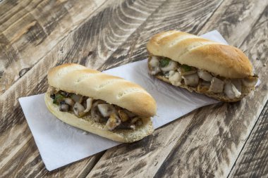 Mürekkep balığının İspanyolcasında tipik bir sandviç.