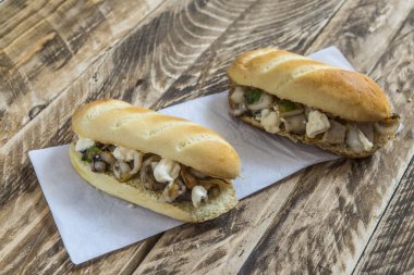 Balık sandviçi tipik İspanyol yemeği.