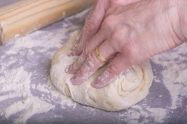 Виготовлення святкового хліба — стокове фото