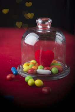 Cam kubbenin altındaki renkli şekerlerin yakın plan çekimi. Bokeh