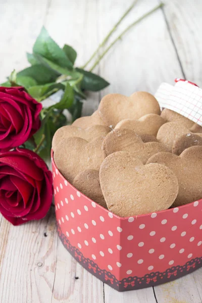 Galletas festivas con corazones y rosas para el Día de San Valentín . — Foto de Stock