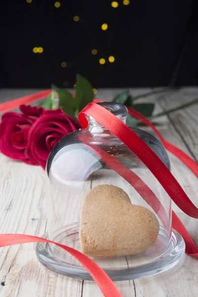 心とバレンタインの日にバラでお祝いクッキー. — ストック写真