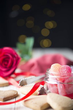 Kalpleri ve Sevgililer günü için gül ile şenlikli tatlılar.