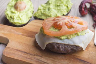 Guacamole soslu Kara Agus hamburgeri.