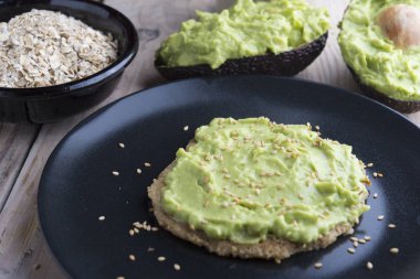 Yulaf ve guacamole krepi.  