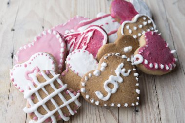 Kalpleri ve Sevgililer günü için gül ile şenlikli tatlılar.