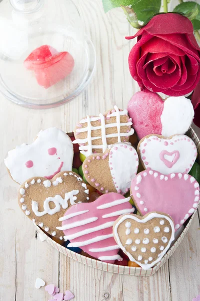 Застекленное печенье в День Святого Валентина. Свыше — стоковое фото