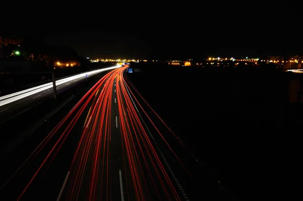 Автомобили на дороге в ночное время — стоковое фото