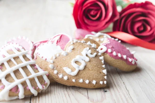 Праздничное печенье с сердцами и розами на День Святого Валентина . — стоковое фото