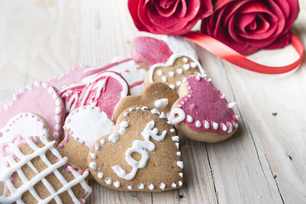 Праздничное печенье с сердцами и розами на День Святого Валентина
.