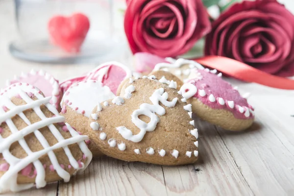 Festive cookies with hearts and roses for Valentine's Day. — Stock Photo, Image