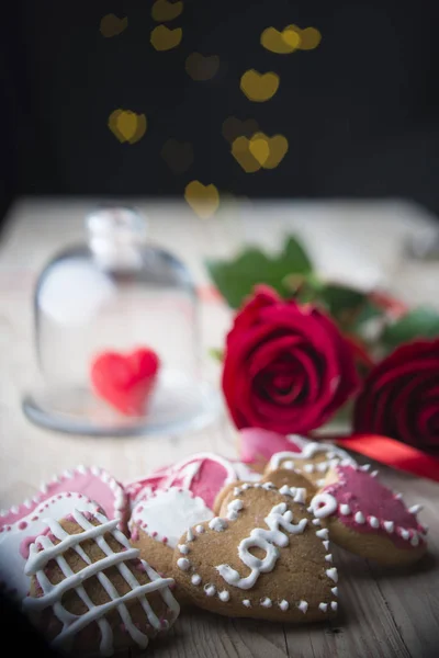 Festive cookies with hearts and roses for Valentine's Day. — Stock Photo, Image