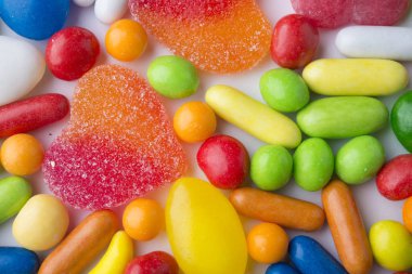 renkli şekerler ve arka plan olarak reçel