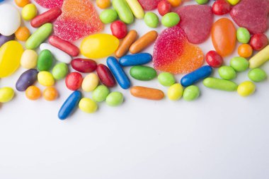 kenarlığı üzerinde beyaz renkli jöle şekerler