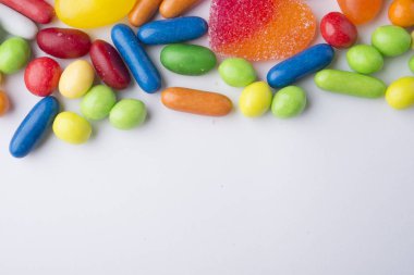 kenarlığı üzerinde beyaz renkli jöle şekerler