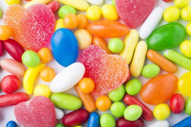renkli şekerler ve arka plan olarak reçel