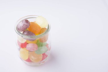 Kavanozların içinde çok renkli şekerler 