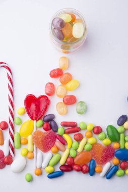 Kavanozların içinde çok renkli şekerler 