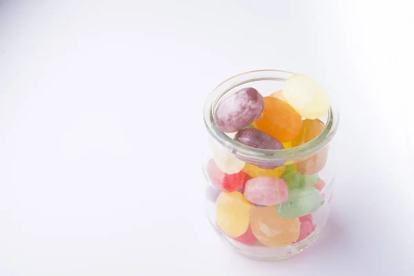 Doces multicoloridos em frascos de vidro — Fotografia de Stock