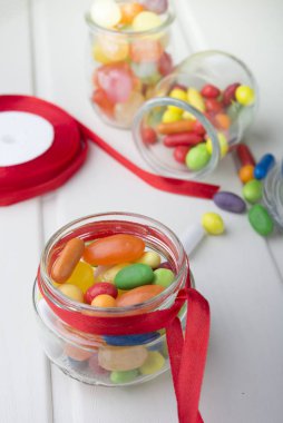 Kavanozların içinde çok renkli şekerler 