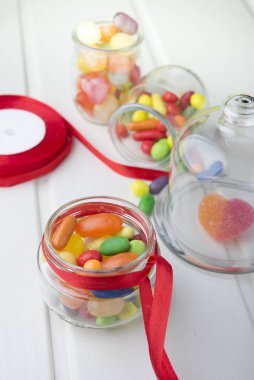 Kavanozların içinde çok renkli şekerler 