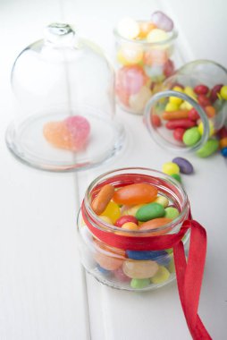 Kavanozların içinde çok renkli şekerler 