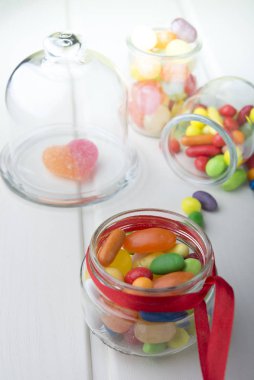 Kavanozların içinde çok renkli şekerler 