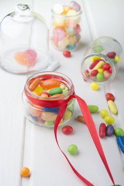 Kavanozların içinde çok renkli şekerler 