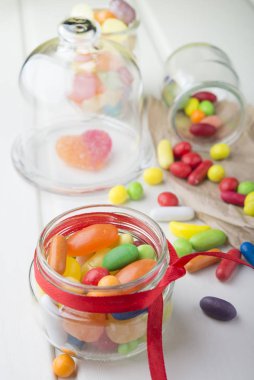 Kavanozların içinde çok renkli şekerler 