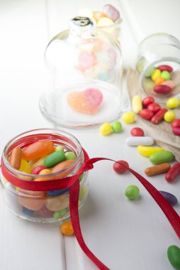 Kavanozların içinde çok renkli şekerler 