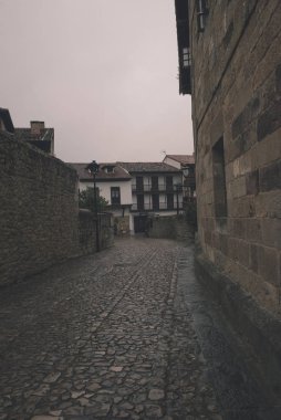 Güzel dağ köyü Santilla del mar